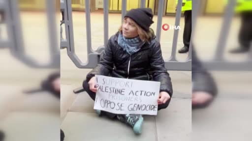 Dünyaca ünlü aktivist Greta Thunberg, İngiliz hükümetinin yasaklı grup ilan ettiği Filistin...