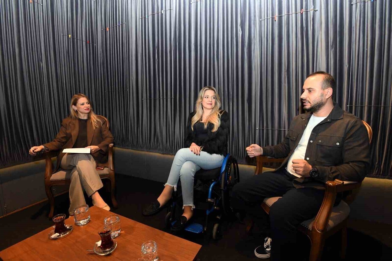 DÜNYANIN İLK VE TEK ENGELLİ KADIN RALLİ PİLOTU KÜBRA DENİZCİ KESKİN (ORTADA), KENDİSİ GİBİ RALLİ...