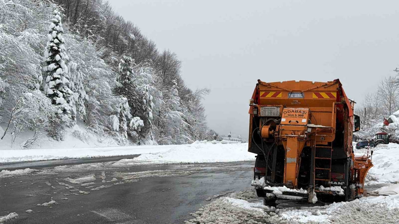DÜZCE'DE AKŞAM SAATLERİNDE ETKİLİ OLAN KAR YAĞIŞI NEDENİYLE ZAMAN ZAMAN ULAŞIMA KAPANAN BOLU DAĞI...