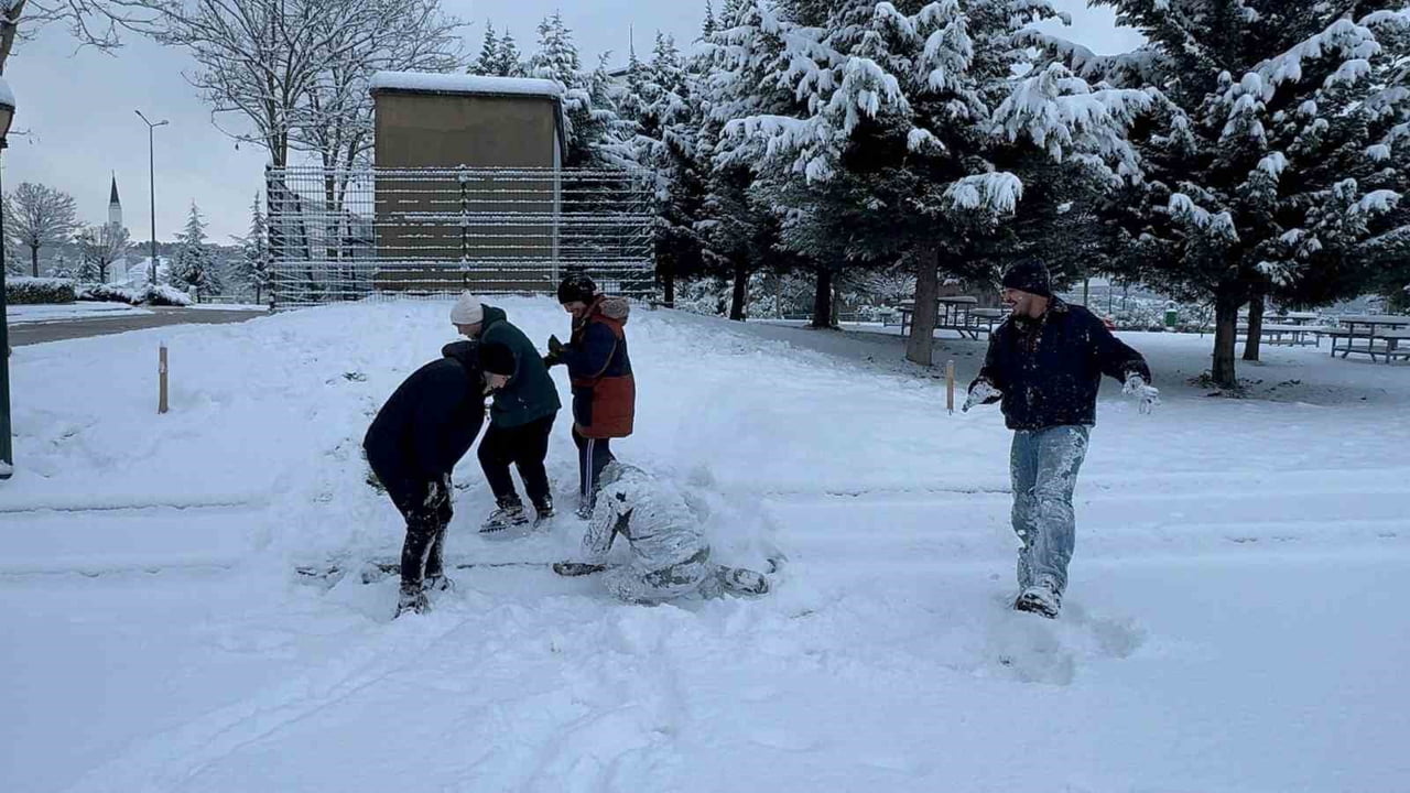 DÜZCE'DE ETKİLİ OLAN KAR İLE BİRLİKTE SOKAKLAR ŞENLENDİ ANCAK UZMANLAR, KAR KEYFİNİN HASTANE...