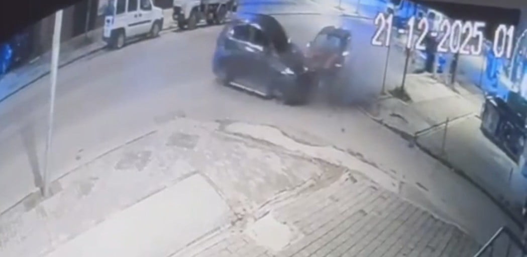 DÜZCE'DE SÜRÜCÜSÜNÜN KONTROLÜNDEN ÇIKAN OTOMOBİLİN PARK HALİNDEKİ BAŞKA BİR ARACA ÇARPMASI SONUCU...