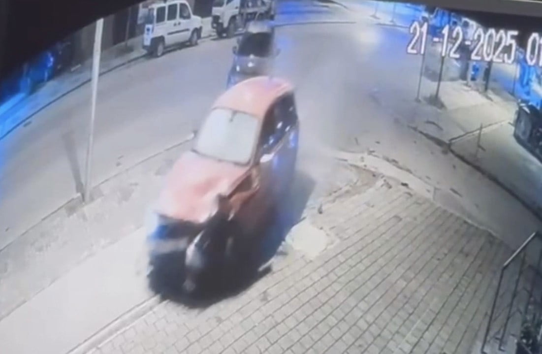 DÜZCE'DE SÜRÜCÜSÜNÜN KONTROLÜNDEN ÇIKAN OTOMOBİLİN PARK HALİNDEKİ BAŞKA BİR ARACA ÇARPMASI SONUCU...