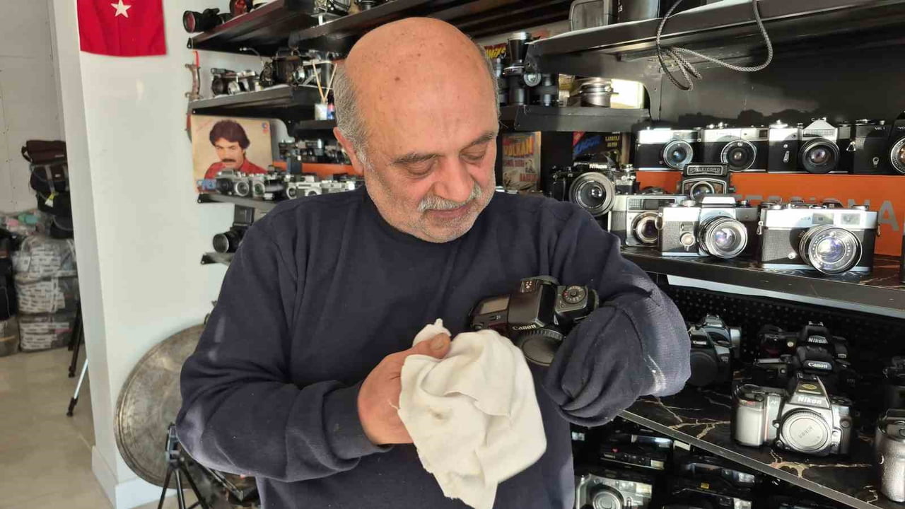 DÜZCE'DE YAŞAYAN MEHMET AYGÜN, MAKİNE KOLEKSİYONUYLA FOTOĞRAFÇILIĞA IŞIK TUTUYOR.