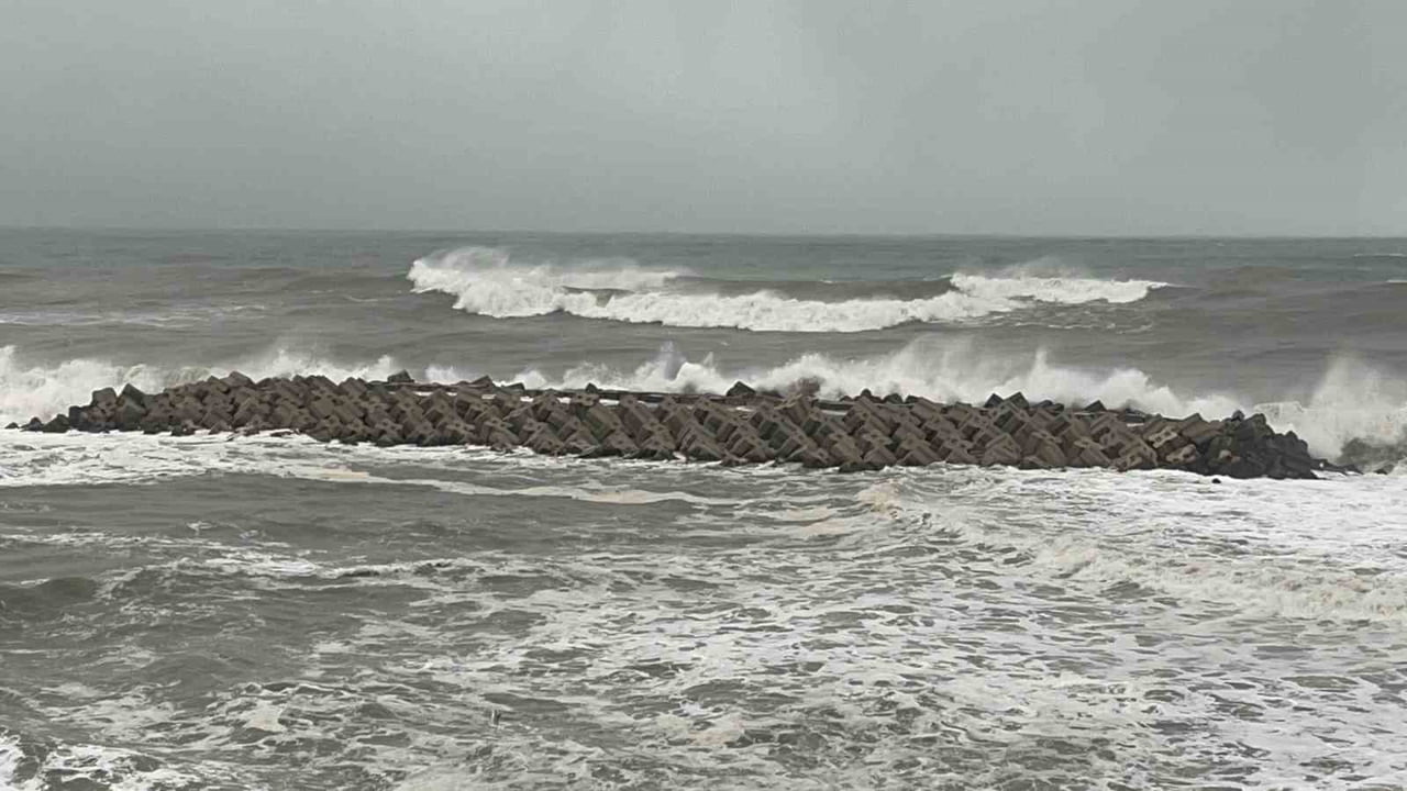 DÜZCE'NİN AKÇAKOCA İLÇESİNDE ETKİLİ OLAN FIRTINA NEDENİYLE OLUŞAN DALGALAR BALIKÇI BARINAĞINI...