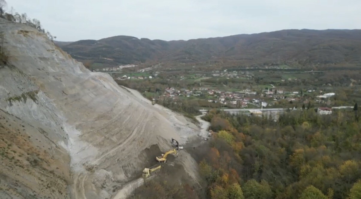 DÜZCE'NİN KAYNAŞLI İLÇESİNDE HEYELAN NEDENİYLE ULAŞIMA KAPANAN YOL, BELEDİYE EKİPLERİNİN...
