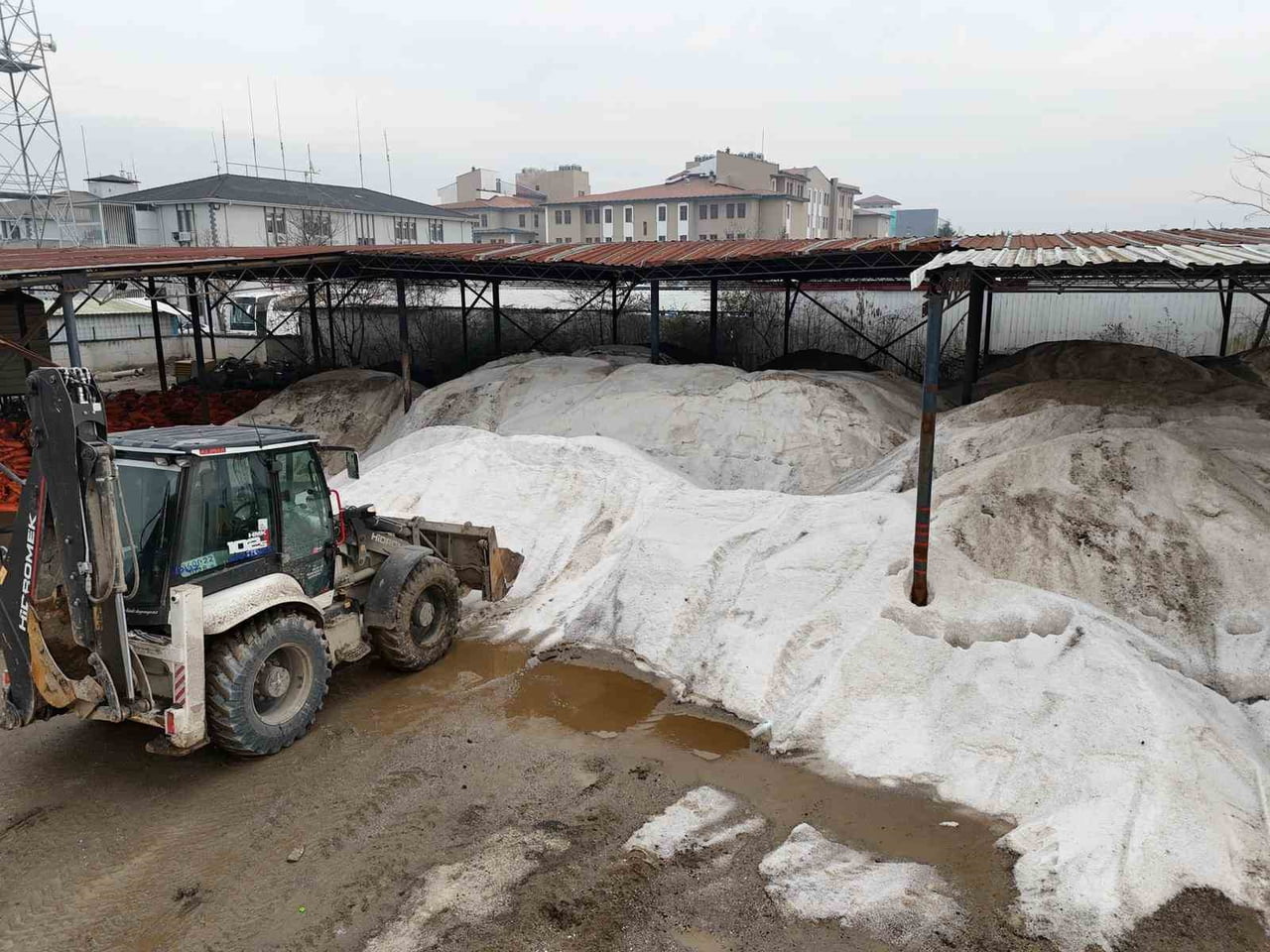 DÜZCE BELEDİYESİ, HAFTA SONU BEKLENEN KAR YAĞIŞI ÖNCESİNDE KARLA MÜCADELE HAZIRLIKLARINI...