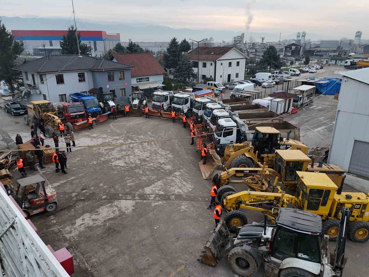 DÜZCE BELEDİYESİ, HAFTA SONU BEKLENEN KAR YAĞIŞI ÖNCESİNDE KARLA MÜCADELE HAZIRLIKLARINI...