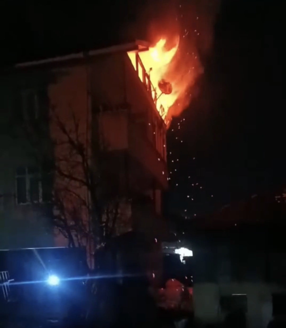 DÜZCE’DE 2025 YILININ SON GÜNÜNDE KUYUDÜZÜ KÖYÜNDE 3 KATLI BİNANIN ÇATISINDA YANGIN ÇIKTI. ALEV...