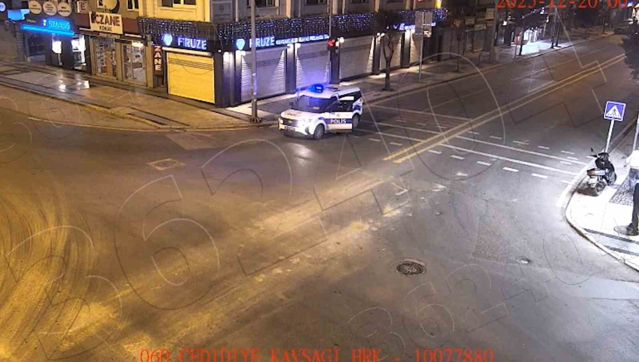 DÜZCE’DE ALKOLLÜ OLDUKLARI VE KAVGA ÇIKARDIKLARI TESPİT EDİLEN ŞAHISLARI SAKİNLEŞTİRMEK İSTEYEN...