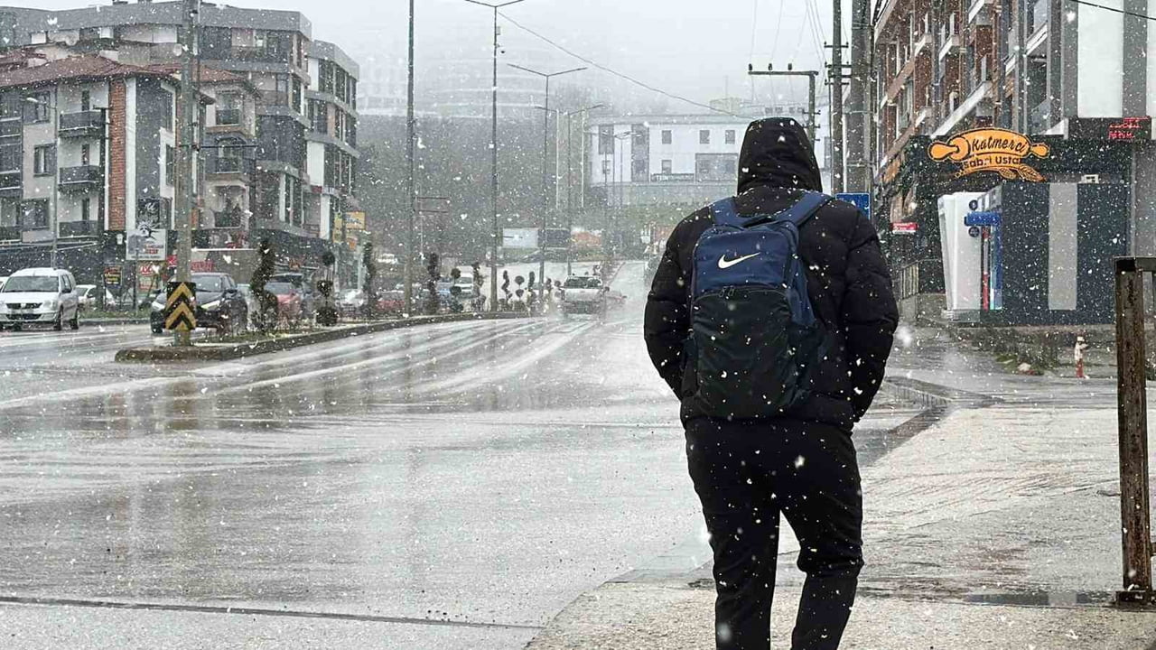 DÜZCE’DE DEVAM EDEN AŞIRI KAR YAĞIŞI VE METEOROLOJİNİN UYARILARI DİKKATE ALINARAK OKULLAR 1 GÜN...