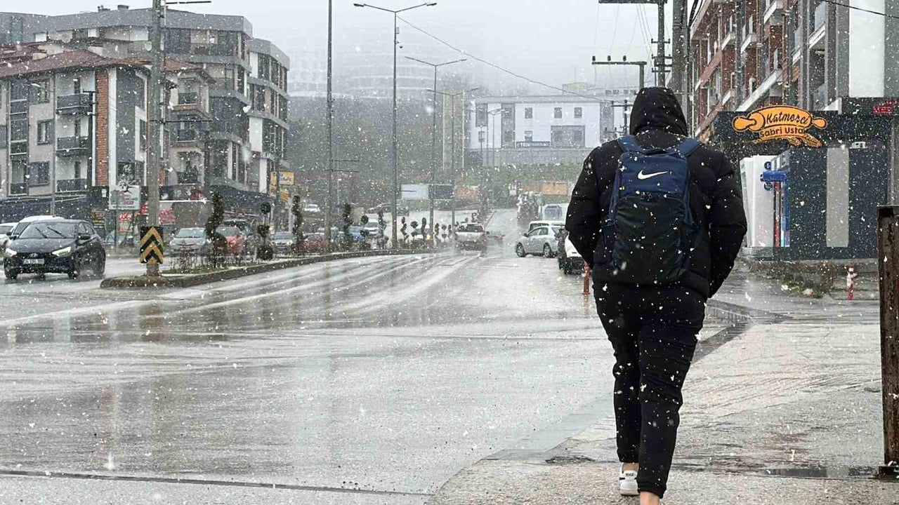 DÜZCE’DE DEVAM EDEN AŞIRI KAR YAĞIŞI VE METEOROLOJİNİN UYARILARI DİKKATE ALINARAK OKULLAR 1 GÜN...