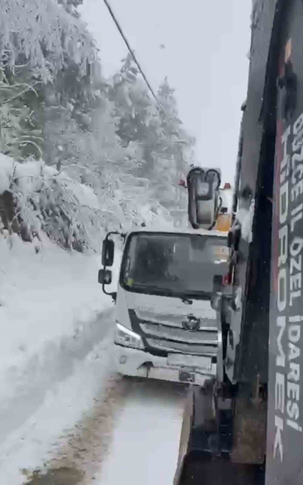 DÜZCE’DE, ELEKTRİK ARIZASI İÇİN GİTTİKLERİ BIÇKIYANI KÖYÜNDE KARDA MAHSUR KALAN ELEKTRİK EKİPLERİ...