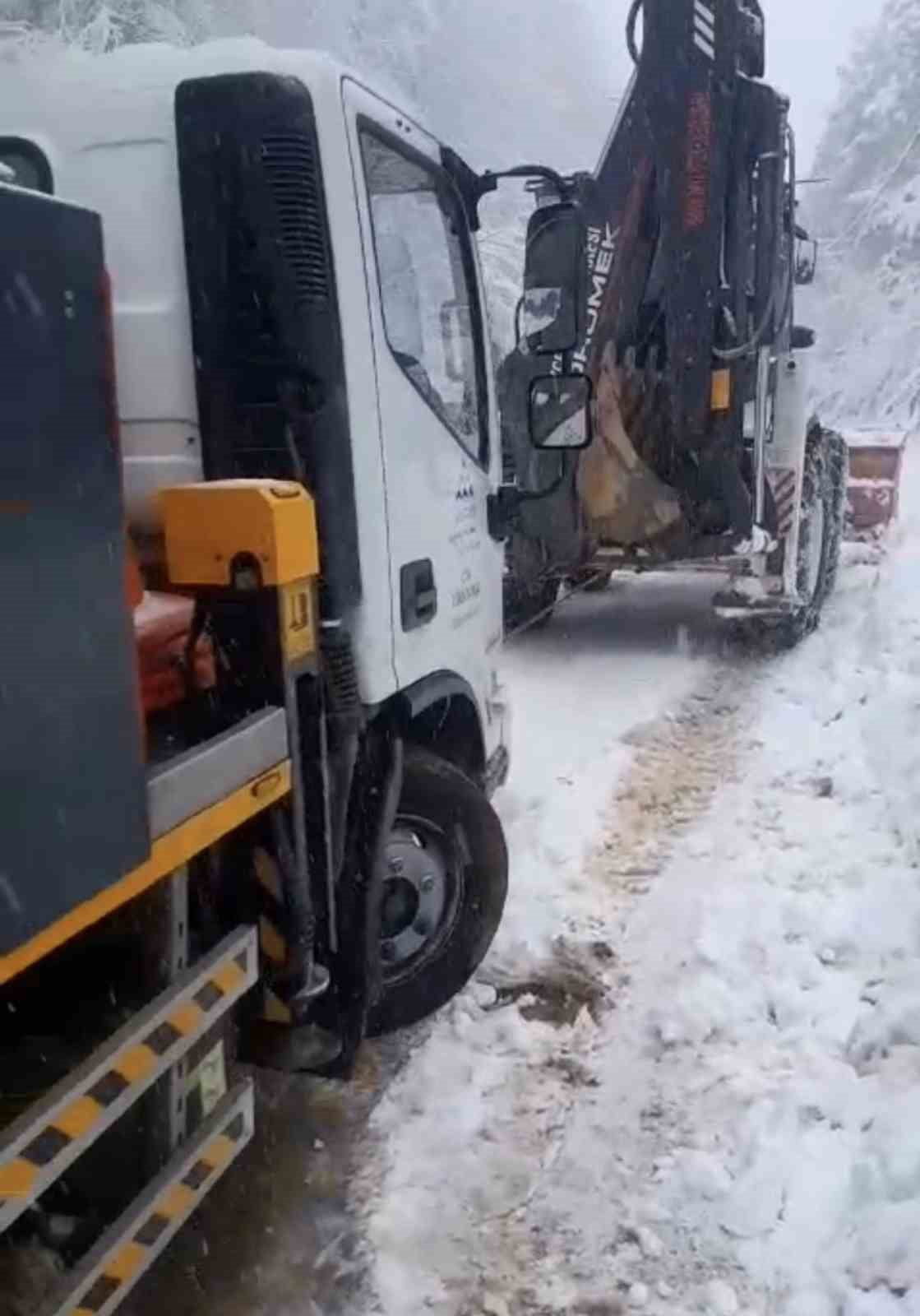 DÜZCE’DE, ELEKTRİK ARIZASI İÇİN GİTTİKLERİ BIÇKIYANI KÖYÜNDE KARDA MAHSUR KALAN ELEKTRİK EKİPLERİ...