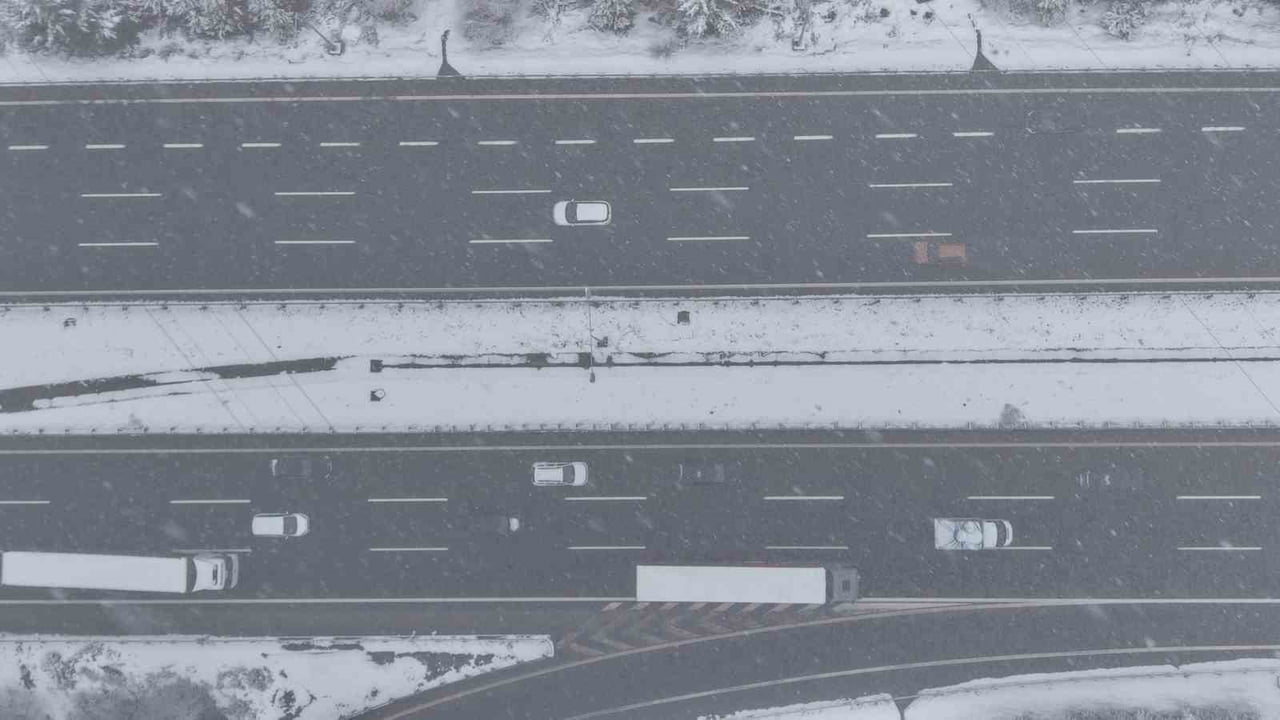 DÜZCE’DE ETKİLİ OLAN KAR YAĞIŞI SEBEBİ İLE ARALIKLARLA ANADOLU OTOYOLU BOLU DAĞI GEÇİŞİNDE KISMİ...