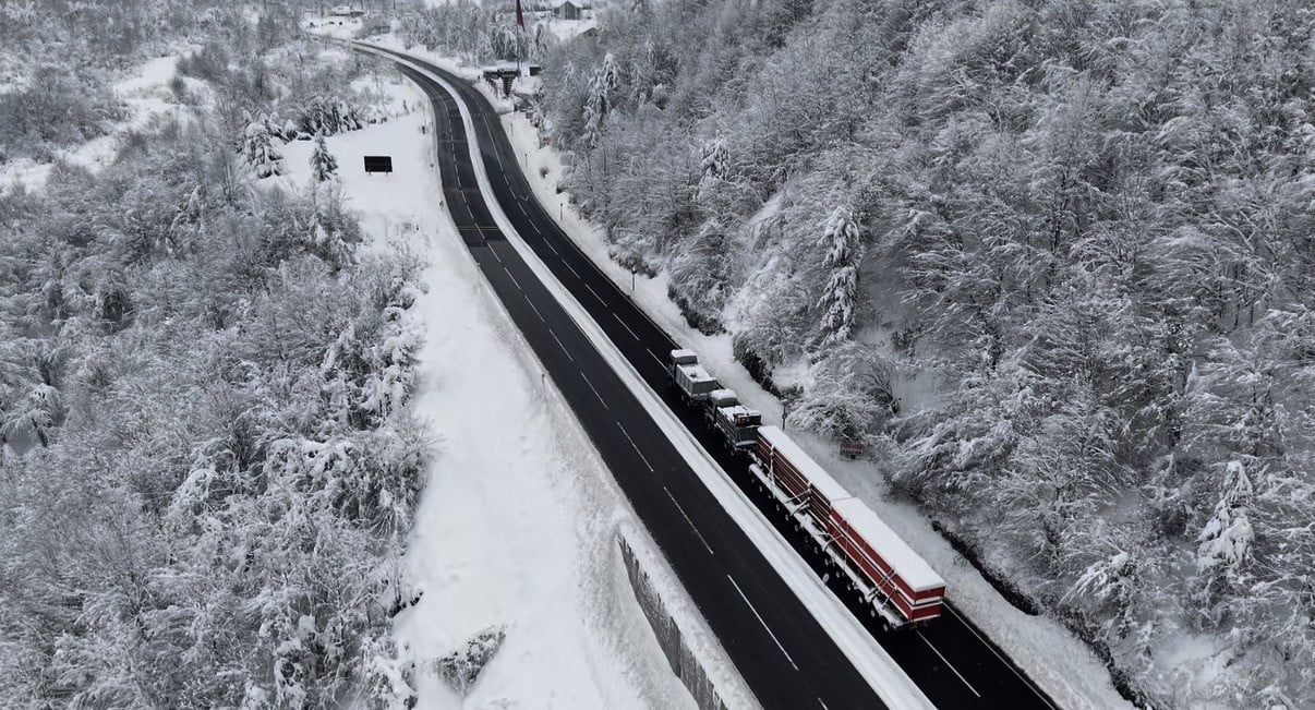 DÜZCE’DE ETKİLİ OLAN KAR YAĞIŞI SONRASINDA HATAY’A KÖPRÜ AYAĞI GETİREN 150 TONLUK TIR, 2 ÇEKİCİNİN...