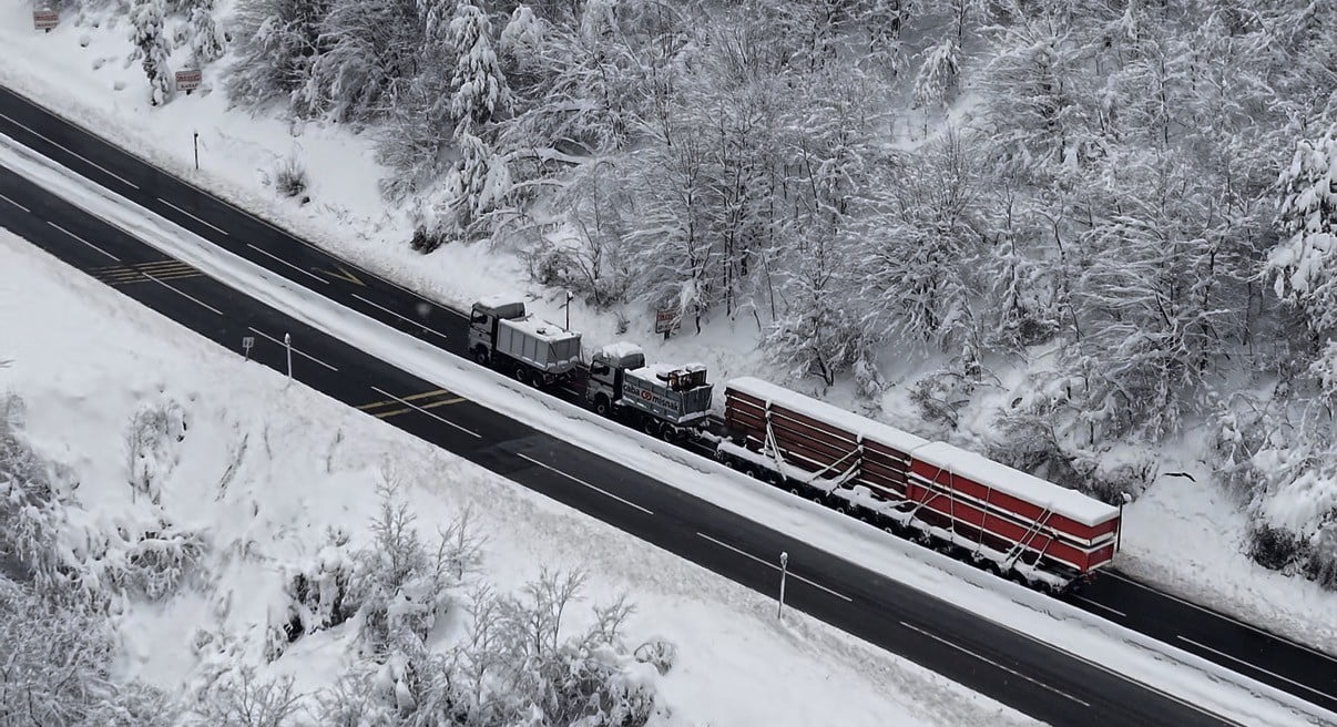 DÜZCE’DE ETKİLİ OLAN KAR YAĞIŞI SONRASINDA HATAY’A KÖPRÜ AYAĞI GETİREN 150 TONLUK TIR, 2 ÇEKİCİNİN...