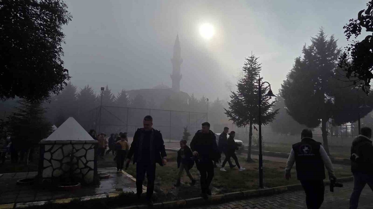 DÜZCE’DE ETKİLİ OLAN SİSLE GÖRÜŞ MESAFESİ 50 METREYE KADAR DÜŞTÜ.