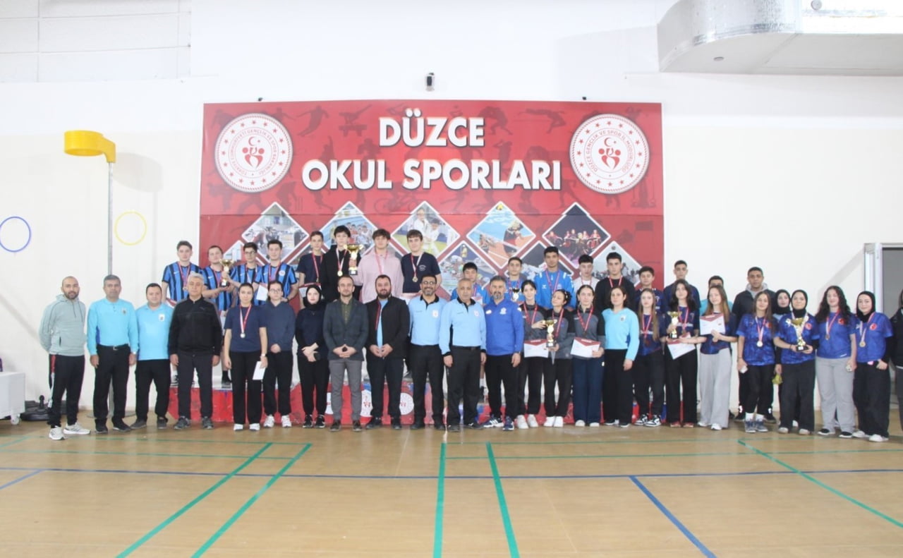 DÜZCE’DE GERÇEKLEŞTİRİLEN MASA TENİSİ TURNUVASINDA ERKEKLERDE ESİN OLCAY ANADOLU LİSESİ, KIZLARDA...