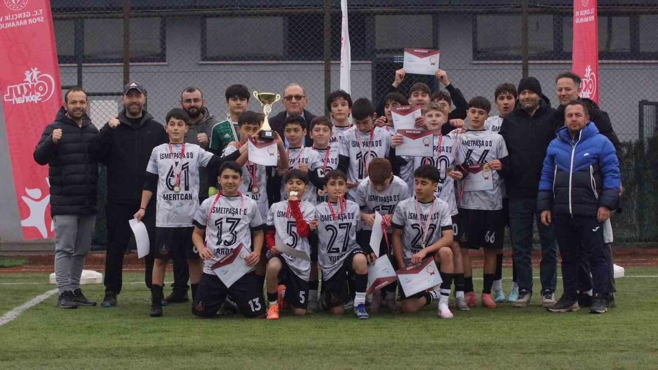 DÜZCE’DE GERÇEKLEŞTİRİLEN OKUL SPORLARI YILDIZ ERKEKLER FUTBOL MÜSABAKASINDA ŞAMPİYON İSMETPAŞA...