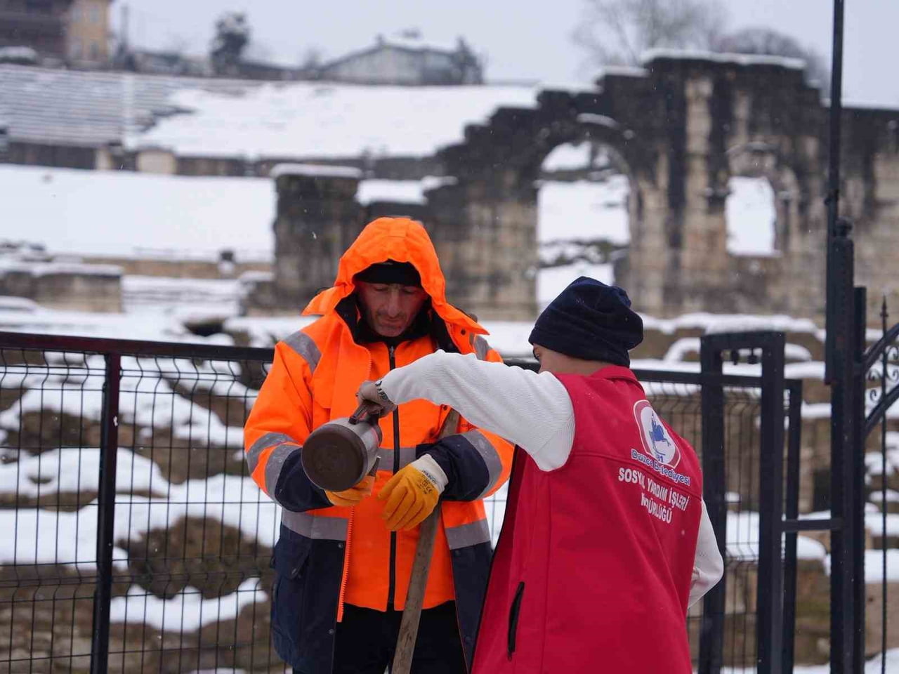 DÜZCE’DE HAFTA SONUNDAN İTİBAREN YAŞANAN YOĞUN KAR YAĞIŞI İLE MÜCADELESİNİ KAR KÜRÜME VE YOL AÇMA...