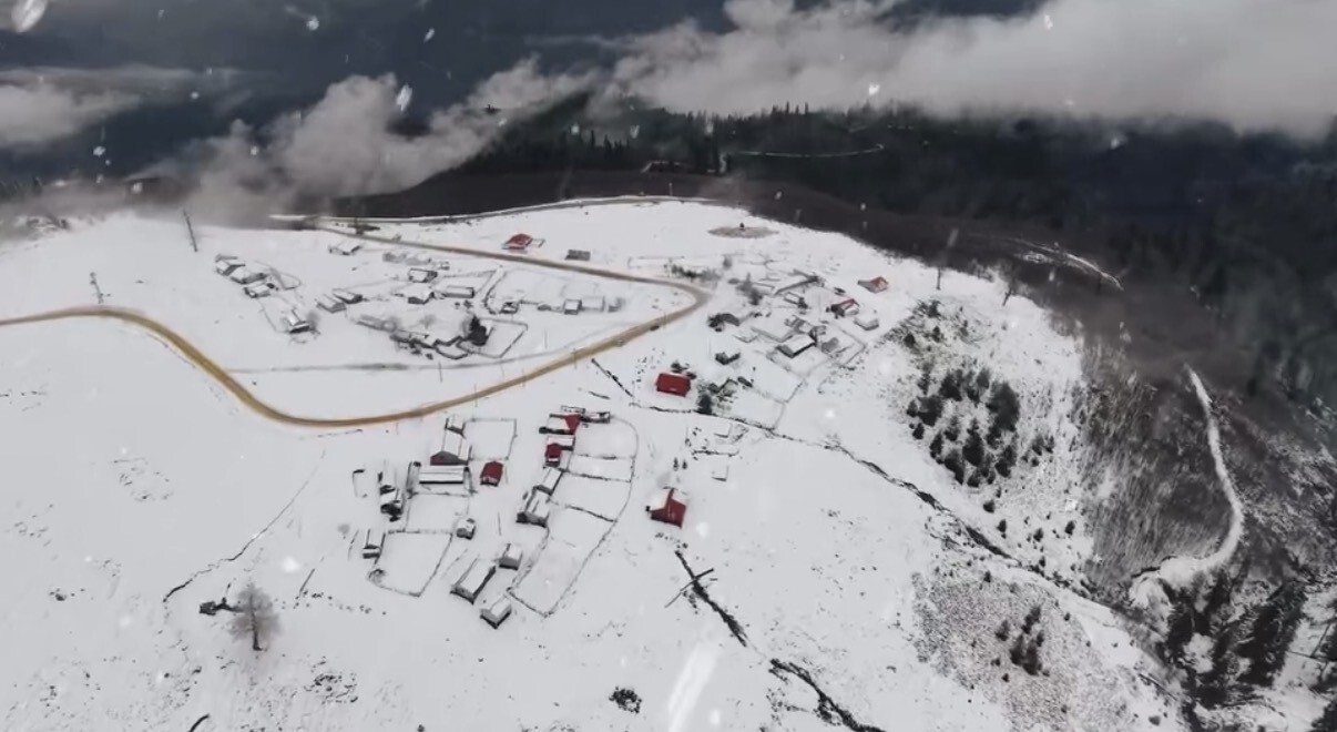 DÜZCE’DE HAVA SICAKLIKLARININ DÜŞMESİNİN ARDINDAN ETKİLİ OLAN SAĞANAK, YÜKSEK KESİMLERDE YERİNİ...