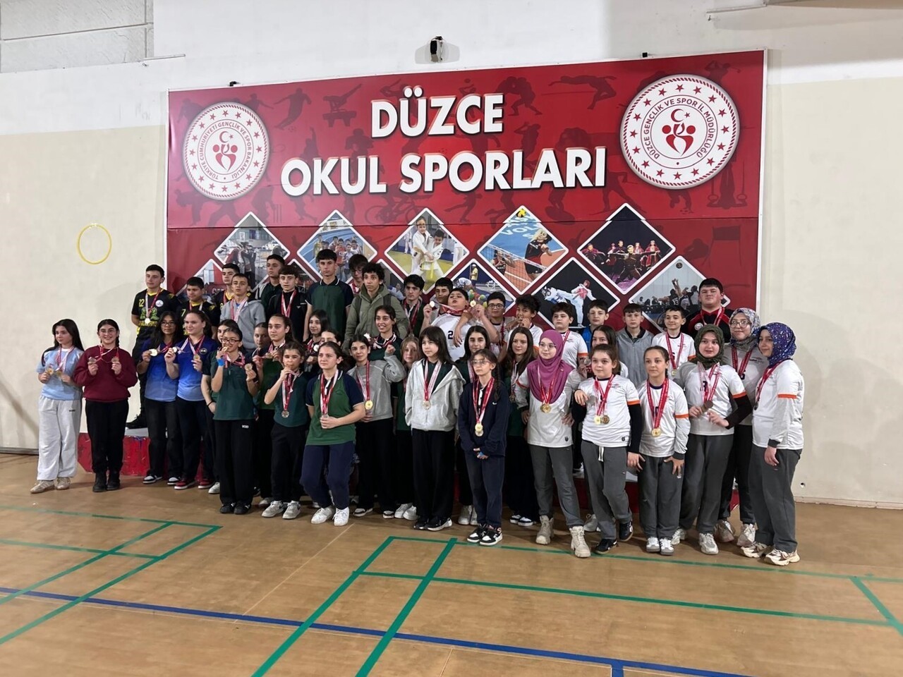 DÜZCE’DE OKUL SPORLARI BİLEK GÜREŞİ MÜSABAKALARI GEÇİŞMELİ MÜCADELELERE SAHNE OLDU. BİLEĞİ...