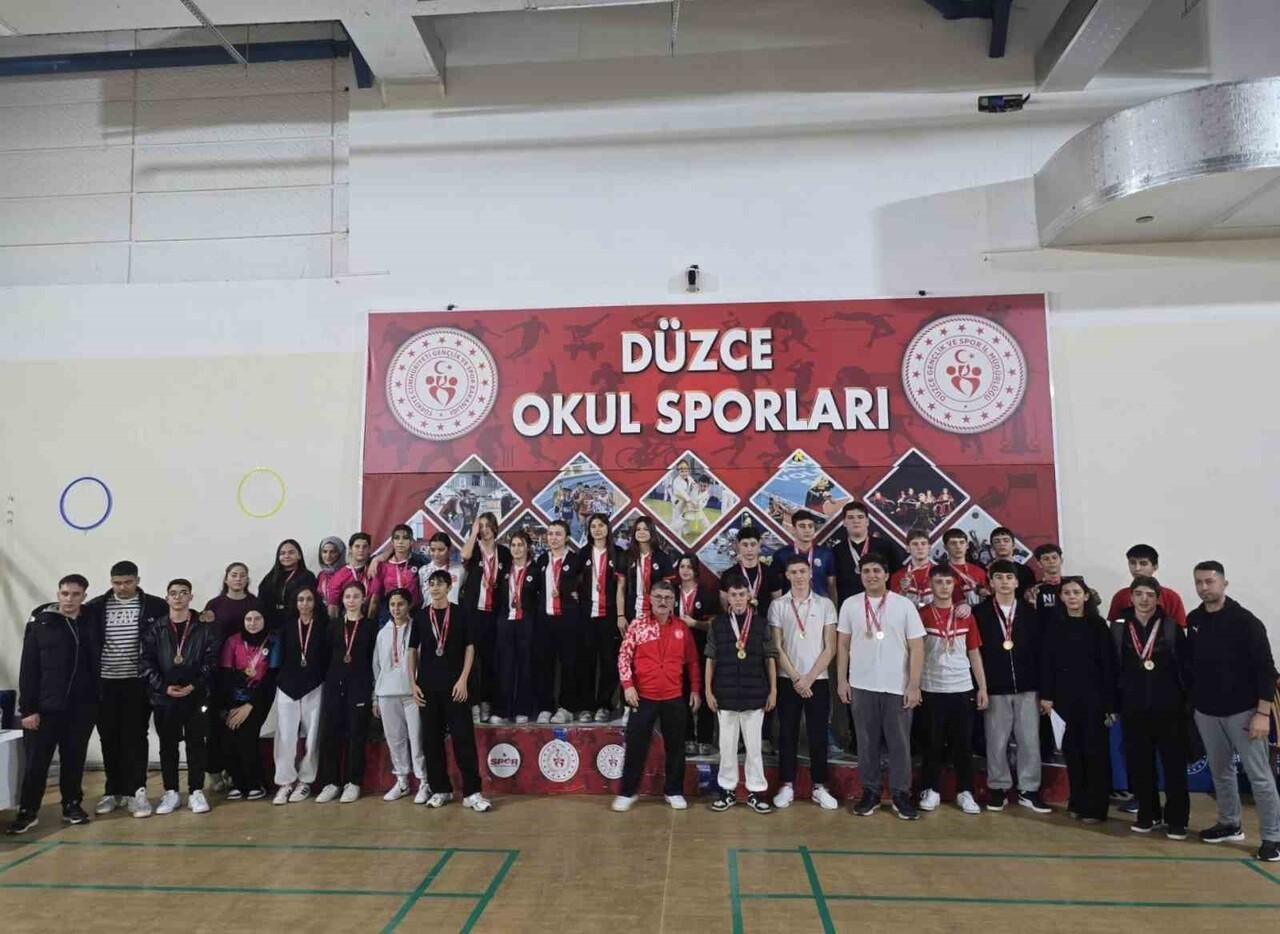 DÜZCE’DE OKUL SPORLARI BİLEK GÜREŞİ MÜSABAKALARI GEÇİŞMELİ MÜCADELELERE SAHNE OLDU. BİLEĞİ...