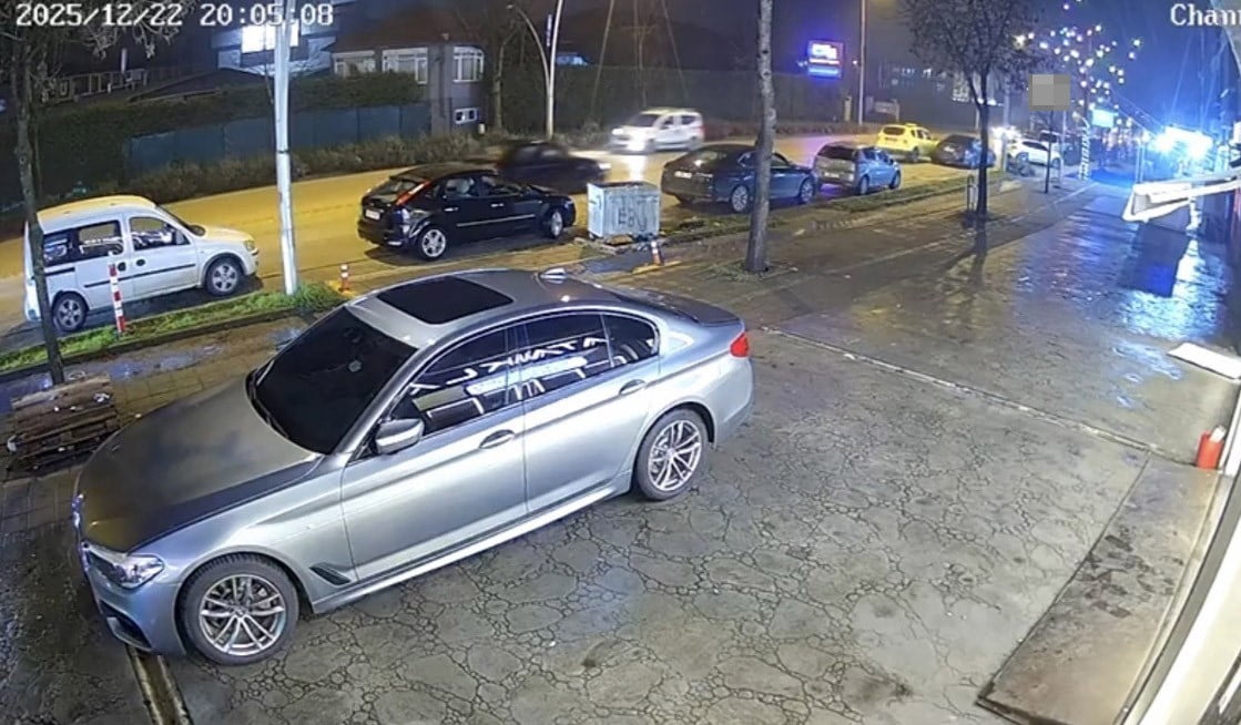 DÜZCE’DE ÖNÜNE ÇIKAN KEDİYE ÇARPMAMAK İÇİN MANEVRA YAPAN TİCARİ TAKSİ PARK HALİNDEKİ ARACA...