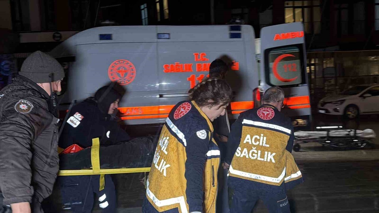 DÜZCE’DE SAĞANAK YAĞIŞ SEBEBİ İLE KAYGANLAŞAN YOLDA MOTOSİKLET PARK HALİNDEKİ TIRA ARKADAN ÇARPTI....