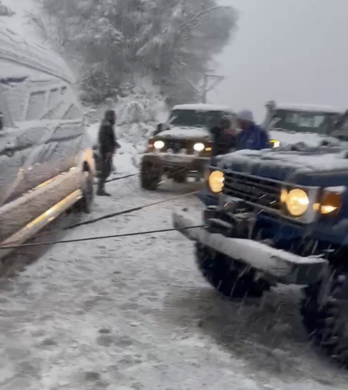 DÜZCE’DE YAYLAYA KAR SAFARİSİ YAPMAYA GİDEN DÜZCE SAFARİ OFFROAD KULÜBÜ ÜYELERİ, SAMANDERE...