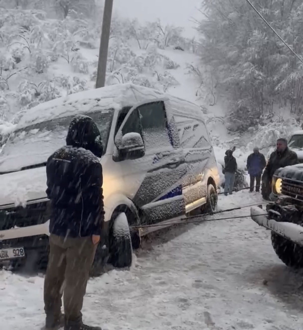 DÜZCE’DE YAYLAYA KAR SAFARİSİ YAPMAYA GİDEN DÜZCE SAFARİ OFFROAD KULÜBÜ ÜYELERİ, SAMANDERE...