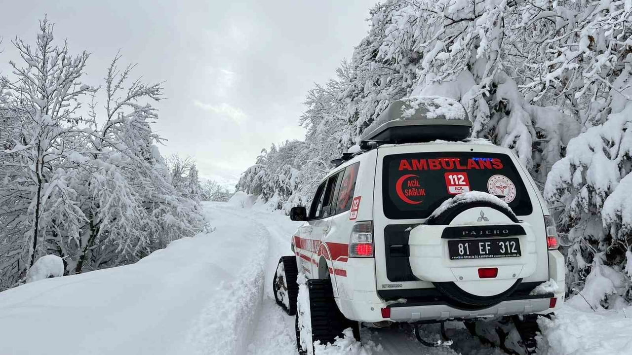 DÜZCE’DE YÜKSEK KESİMLERDE ETKİLİ OLAN KAR YAĞIŞI YIĞILCA’YA BAĞLI TUĞRUL KÖYÜNDE YOLLARI KAPATTI....