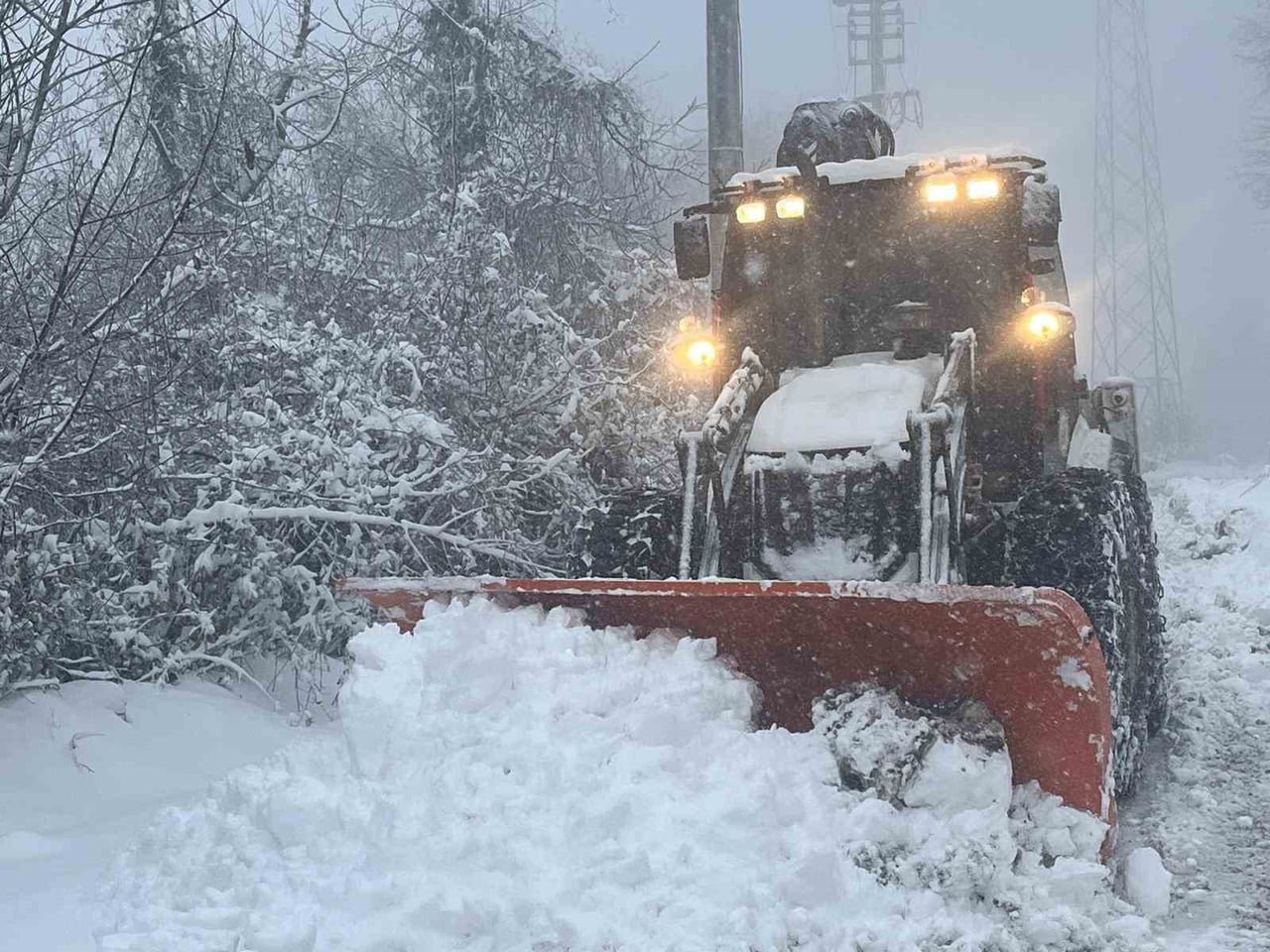 DÜZCE GENELİNDE ETKİLİ OLAN KAR YAĞIŞI NEDENİYLE İL GENELİNDE KAPANAN 150 KÖY YOLU ULAŞIMA...