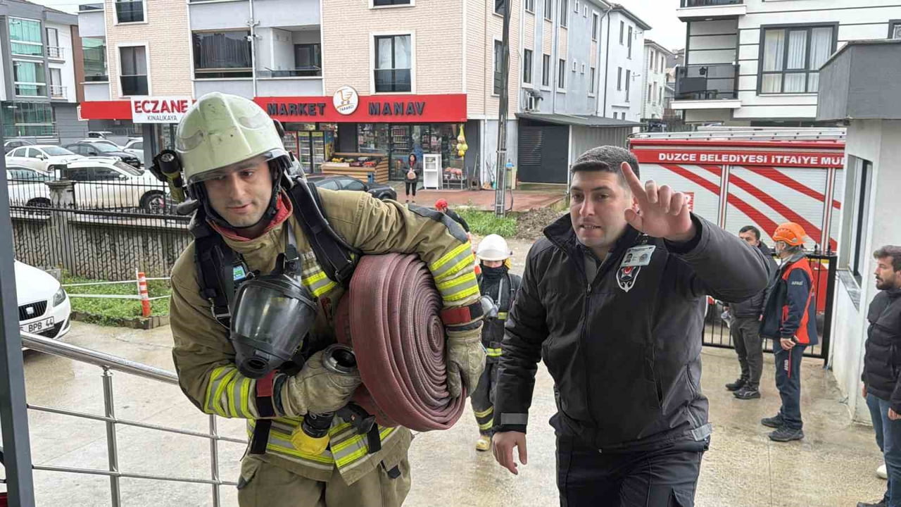 DÜZCE İL AMBULANS SERVİSİ BAŞHEKİMLİĞİNDE DÜZENLENEN YANGIN VE DEPREM TATBİKATI, GERÇEĞİ ARATMAYAN...