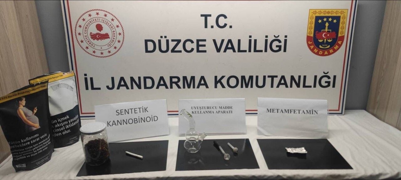 DÜZCE İL JANDARMA KOMUTANLIĞI EKİPLERİNİN DEVRİYE SIRASINDA DURUMUNDAN ŞÜPHELENEREK DURDURDUĞU...