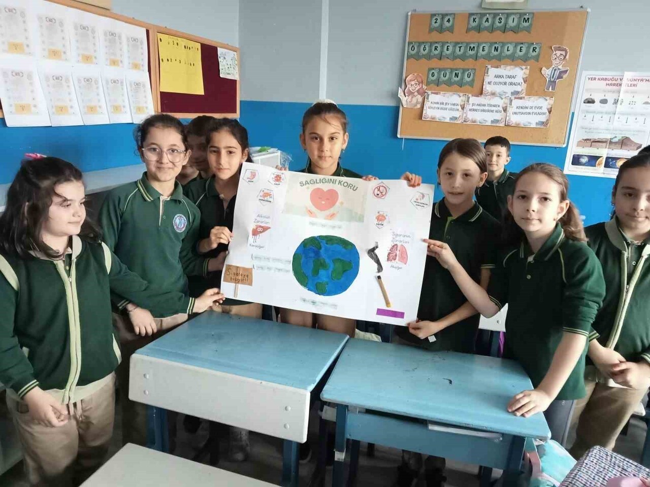 DÜZCE KARAÇALI SÜPERLİK İLKOKULU ÖĞRENCİLERİ HAZIRLADIKLARI AFİŞ İLE SİGARA VE ALKOLÜN ZARARLARINI...