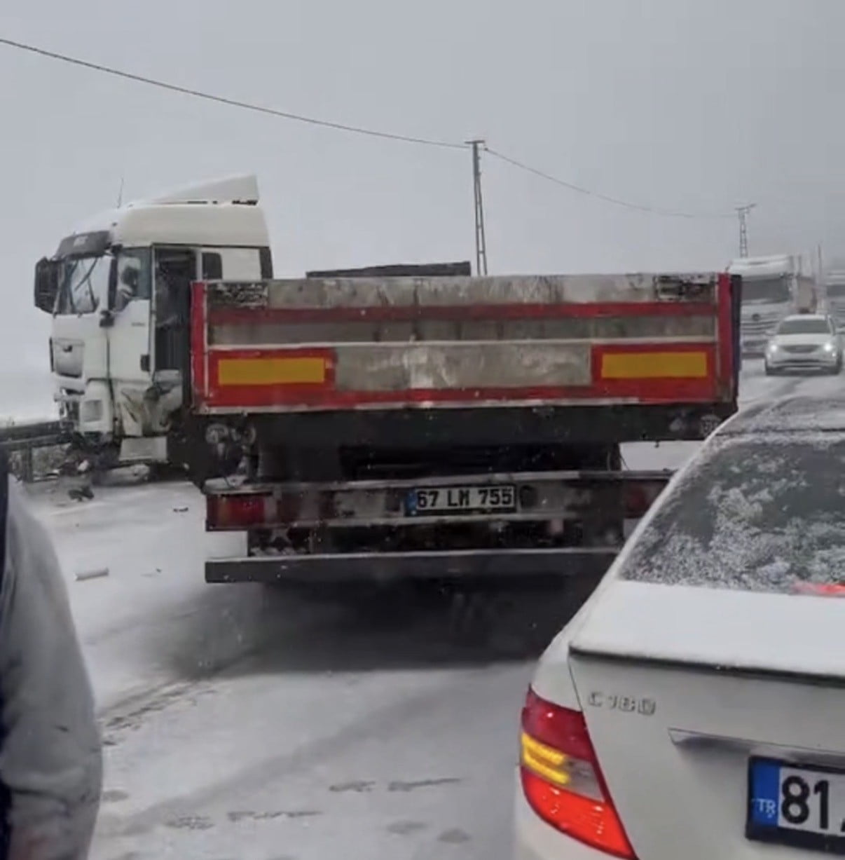 DÜZCE’NİN AKÇAKOCA İLÇESİ KALKIN PLAJI MEVKİSİNDE TIR MAKASLAMASI NEDENİYLE ÇEVREYOLUNDA ULAŞIM...