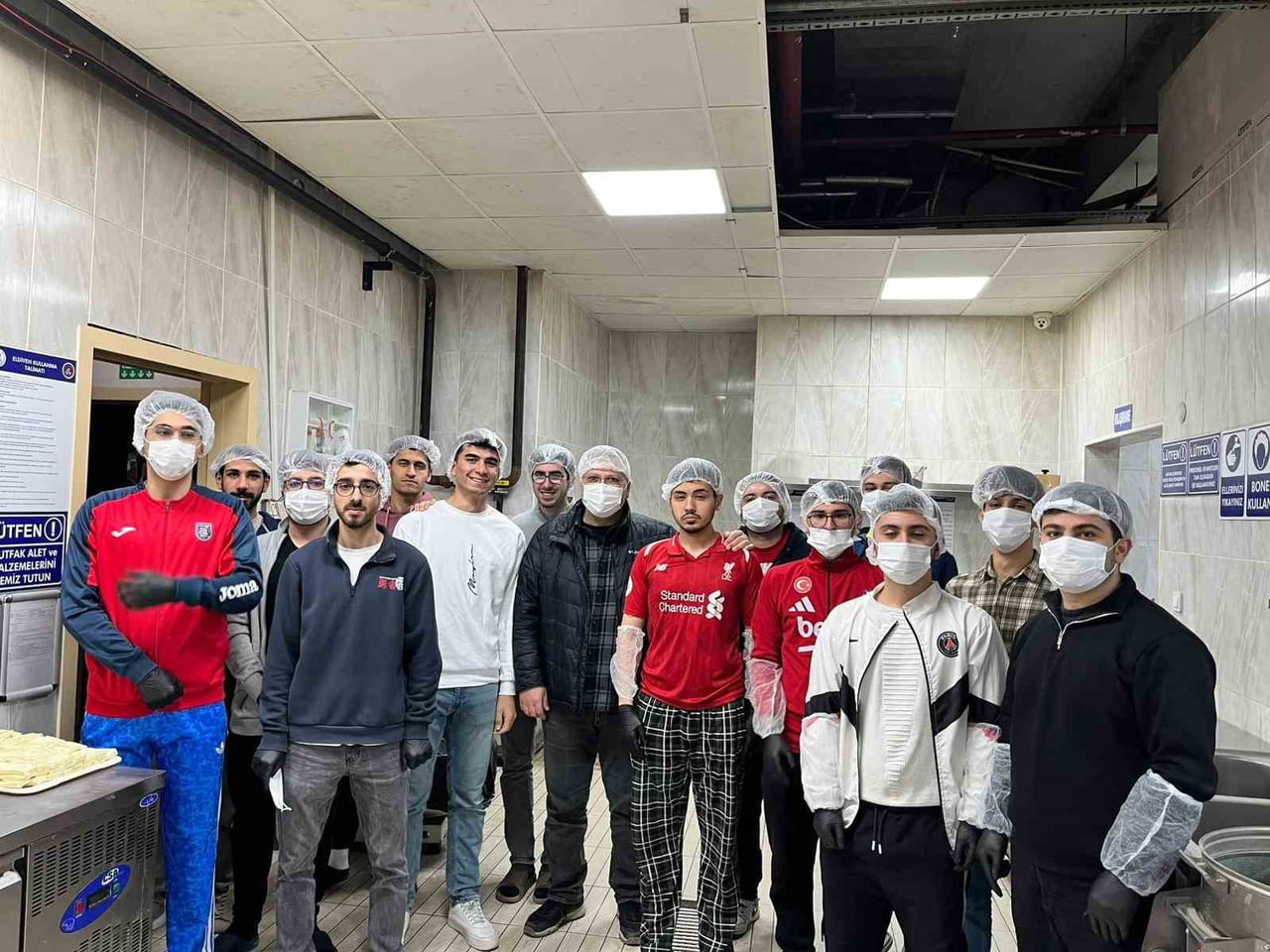 DÜZCE ÜNİVERSİTESİ OKUYAN VE YURTLARDA KALAN ÖĞRENCİLER ÖĞRETİCİ BİR ETKİNLİK YAPTI. KIZLAR...