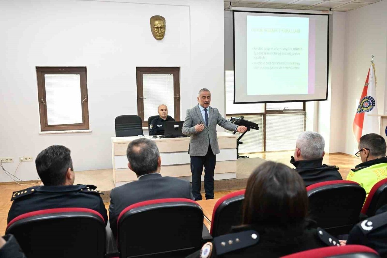 DÜZCE ÜNİVERSİTESİ SANAT TASARIM VE MİMARLIK FAKÜLTESİ DEKANI PROF. DR. KAZIM ÖZKAN ERTÜRK...