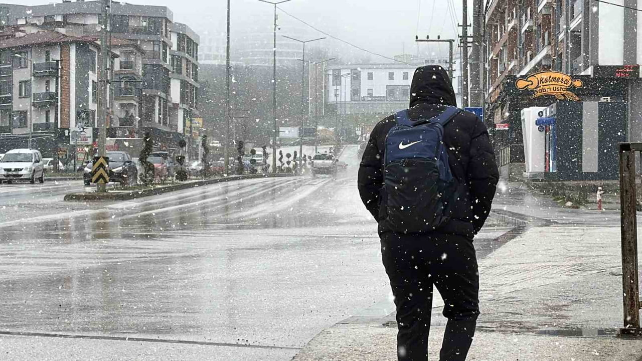 DÜZCE’YE MEVSİMİN İLK KARI DÜŞTÜ