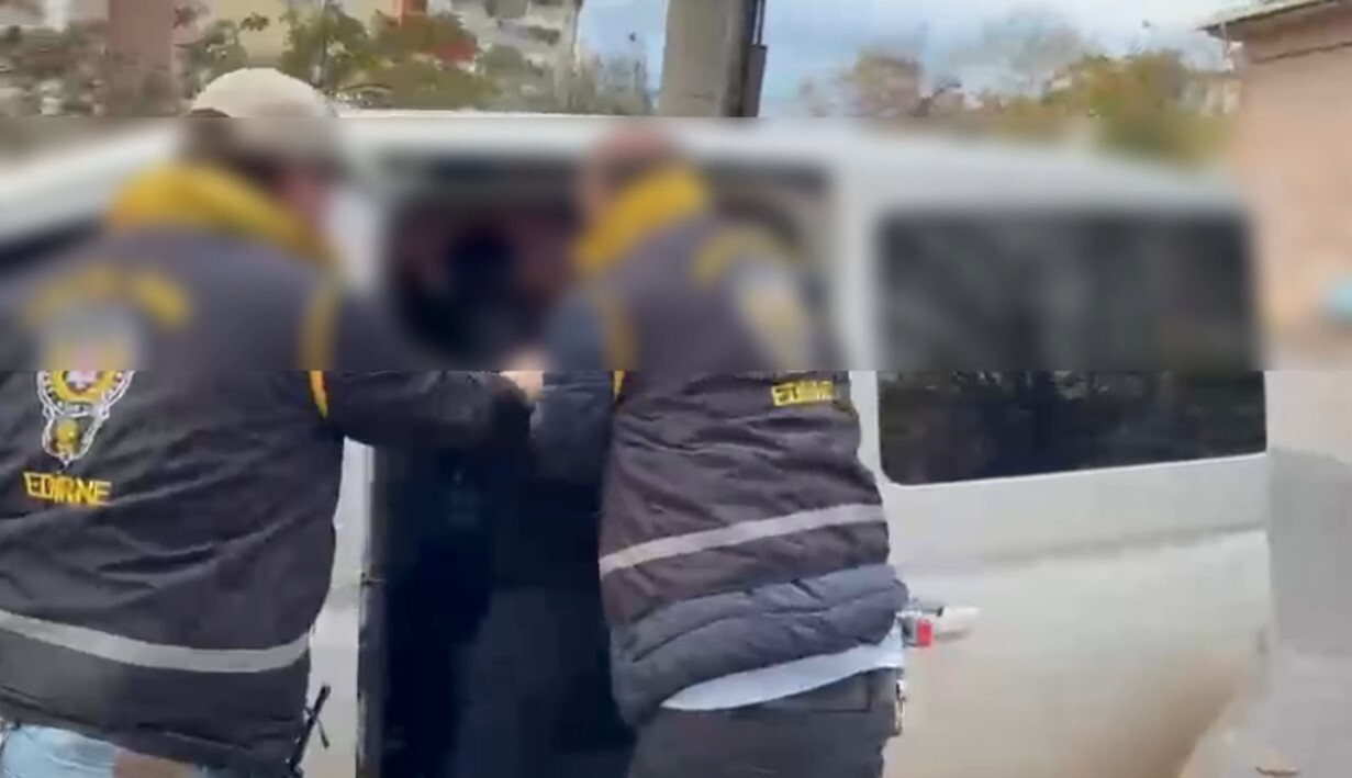 EDİRNE'DE ÇEŞİTLİ SUÇLARDAN TOPLAM 41 YIL 4 AY 12 GÜN KESİNLEŞMİŞ HAPİS CEZASI BULUNAN FİRARİ...