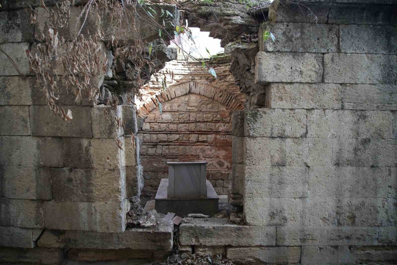 EDİRNE'DE DUVARLARI AĞAÇ KÖKLERİ NEDENİYLE TAHRİP OLAN KESİK BAŞ BABA TÜRBESİ RESTORE EDİLMEYİ...