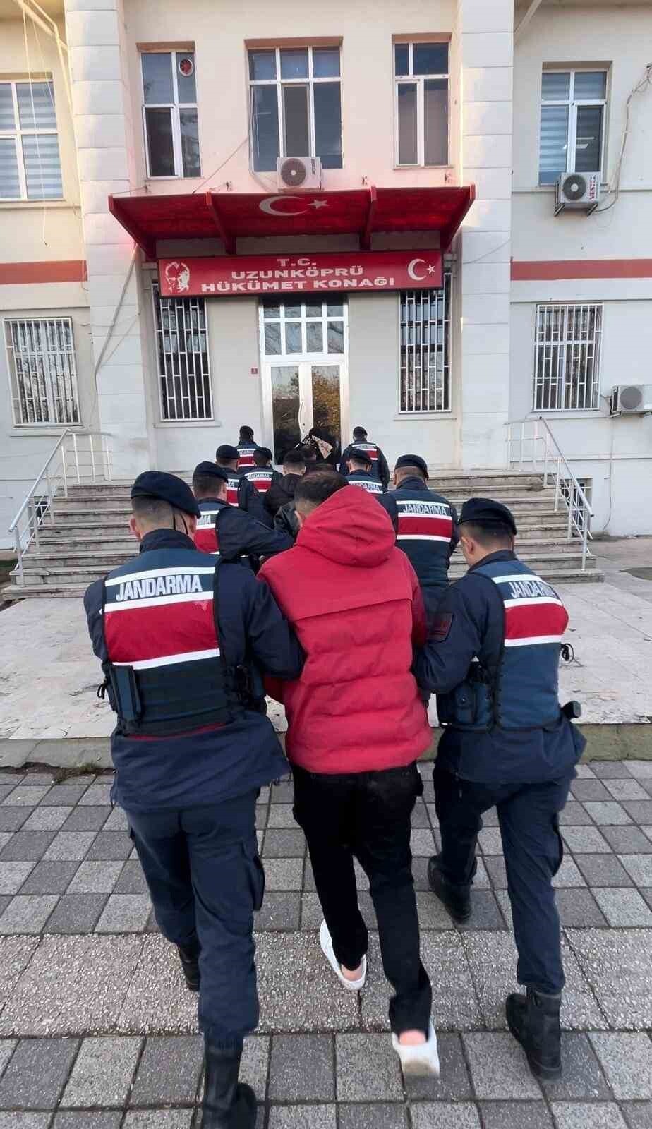 EDİRNE'NİN UZUNKÖPRÜ İLÇESİNDE, ÇEŞİTLİ SUÇLARDAN HAKLARINDA YURT DIŞI ÇIKIŞ YASAĞI BULUNAN 5...