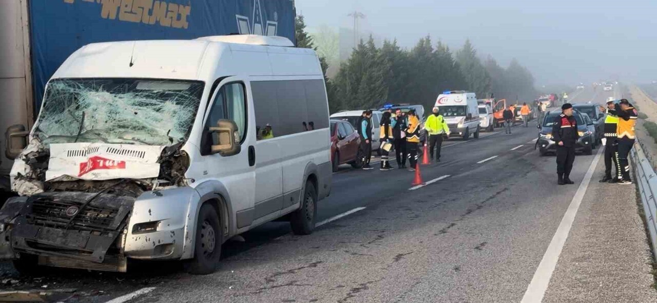 EDİRNE’DE 10 ARAÇLI ZİNCİRLEME KAZA: 5 YARALI