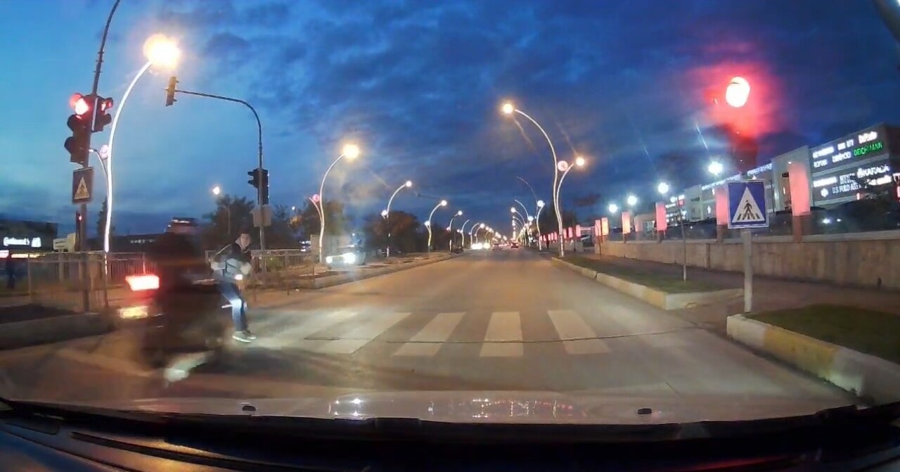 EDİRNE’DE KIRMIZI IŞIK İHLALİ YAPAN MOTOSİKLETİN YAYAYA ÇARPMASI KAMERADA: METRELERCE...