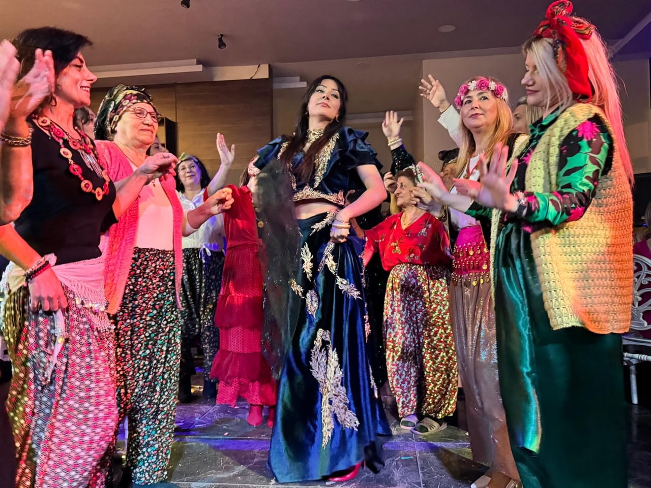 EDİRNE’DE ROMAN GECESİNDE TRAKYA GELENEKLERİ CANLANDIRILDI