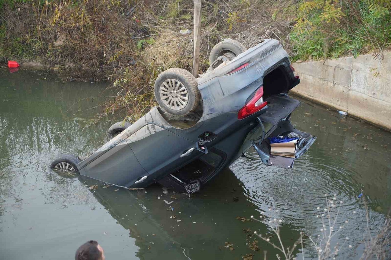 EDİRNE’DE SULAMA KANALINA DÜŞEN OTOMOBİLDE HAYATINI KAYBEDEN 18 YAŞINDAKİ ARKADAŞINI OLAY YERİNDE...