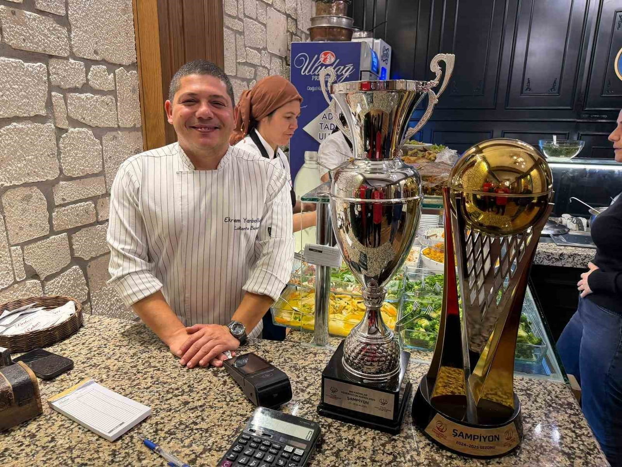 EDREMİT’İN TANINMIŞ ESNAFLARINDAN LOKANTA BAHAR’IN KURUCUSU EKREM YANBOLLUOĞLU, İŞ YERİNİN BİR...