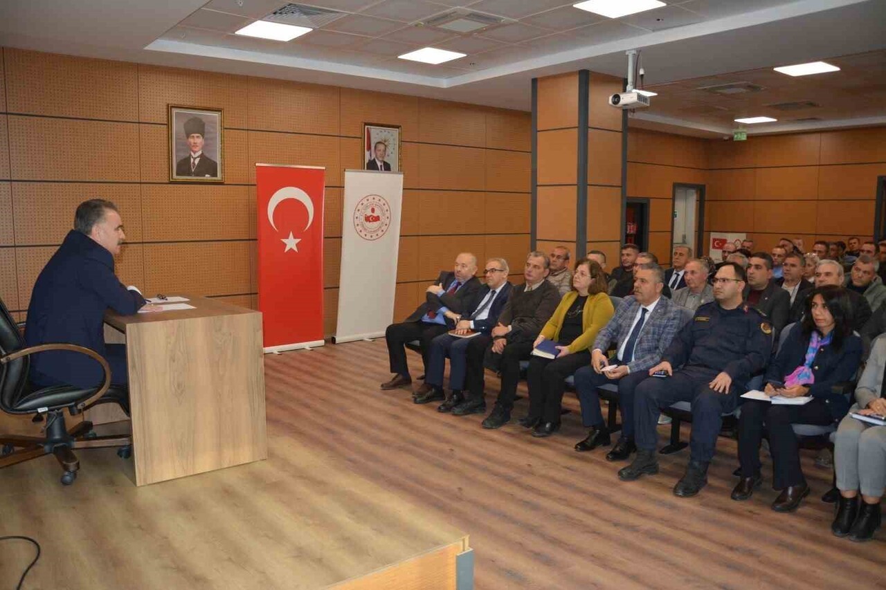 EDREMİT KAYMAKAMI AHMET ODABAŞ BAŞKANLIĞINDA DÜZENLENEN MUHTARLAR DEĞERLENDİRME TOPLANTISINDA...