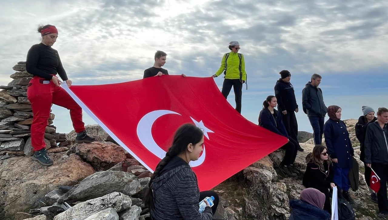 EFELER İLÇE MİLLİ EĞİTİM MÜDÜRLÜĞÜ SPOR AKADEMİSİ DAĞCILIK EKİBİ ÖNCÜLÜĞÜNDE ÖĞRETMEN VE...